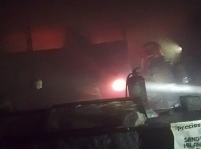 Un equipo de bomberos extinguió un incendio en un comercio: hubo 45 personas evacuadas