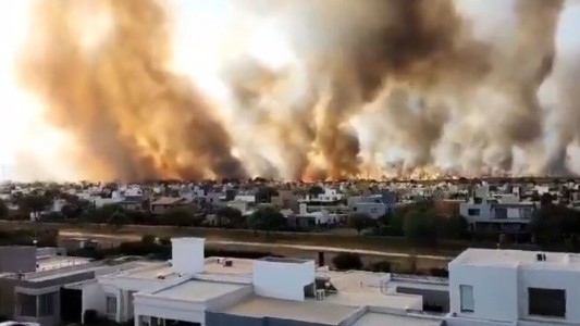 Video: una familia volvió a buscar a su mascota con las llamas a metros de su vivienda