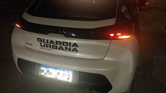 Una mujer chocó contra un móvil de la Guardia Urbana, hirió a una agente y escapó