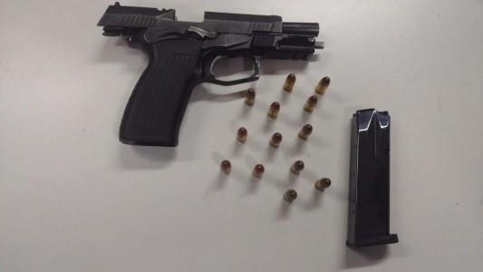 Córdoba: detuvieron a un hombre por manipular un arma de fuego en la vía pública