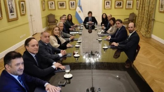 Milei recibió a un grupo de senadores aliados y busca revertir los resultados legislativos
