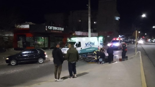 Villa Carlos Paz: un motociclista chocó contra un auto y tuvo que ser hospitalizado