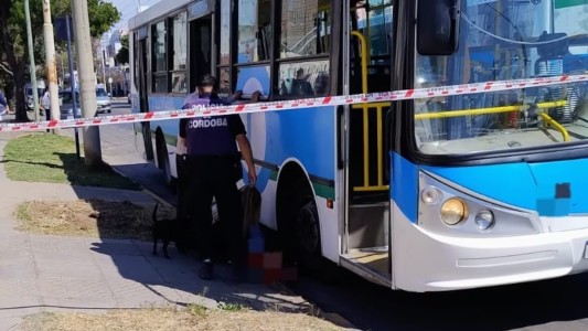 Alta Córdoba: una mujer de 70 años se cayó mientras bajaba del colectivo y quedó atrapada bajo la rueda