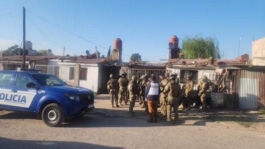 Un hombre tomó a sus hijos de rehenes y se atrincheró en el patio