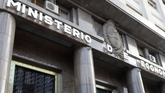 El Gobierno mantuvo el superávit en agosto y sumó ocho meses consecutivos de saldo positivo