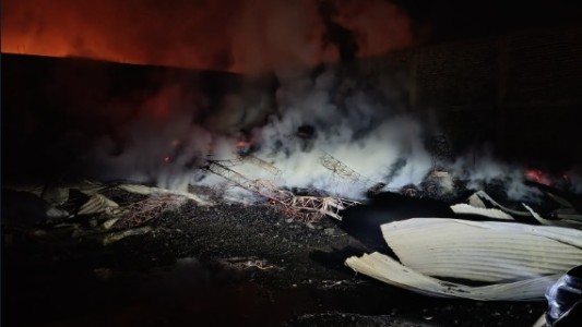 Córdoba: así quedó el depósito de maderas que se incendió en barrio San Jorge