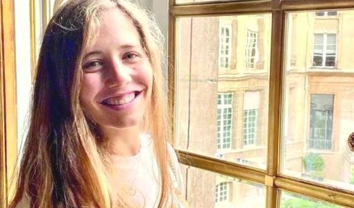 Paseaba por Nápoles con su novio, le cayó una estatua de 2 kilos en la cabeza y murió