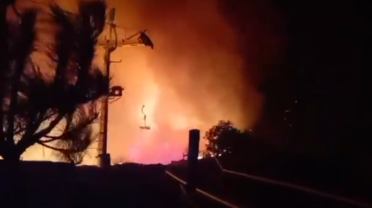 Los Cocos experimentó una noche aterradora, y el incendio continúa su avance