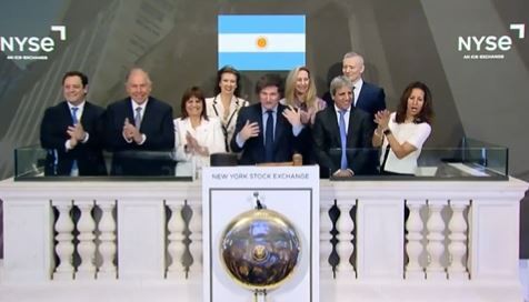 Milei tocó la campana en Wall Street: “No estoy dispuesto a sacrificar el déficit fiscal”