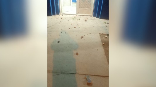 Ciudad Evita: apedrearon una comisaría y móviles policiales