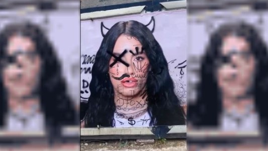 Un afiche de Lali Espósito fue vandalizado y causó revuelo en redes sociales