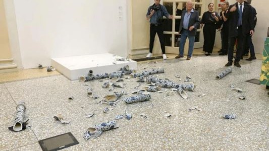 Un hombre destrozó una obra de Ai Weiwei en la inauguración de una muestra de arte en Italia
