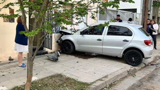 Barrio Talleres: un auto perdió el control y chocó contra una casa