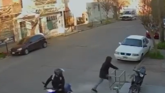 Se tiró desde el balcón para evitar que le robaran la moto: está internado