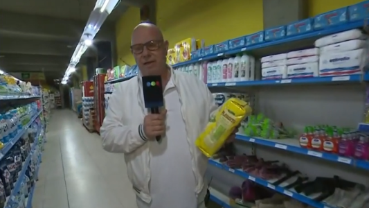 "Están bajando los precios", afirmó el dueño de un supermercado que aconsejó comprar solo "para hoy y mañana"