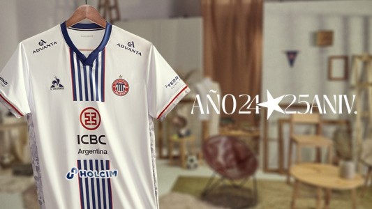 Talleres lanzó la cuarta camiseta del año