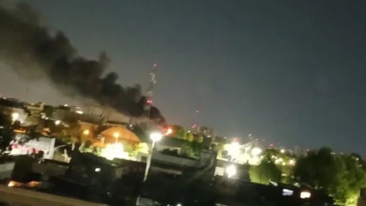 Incendio en una fábrica en Avellaneda: trabajan 17 dotaciones de bomberos
