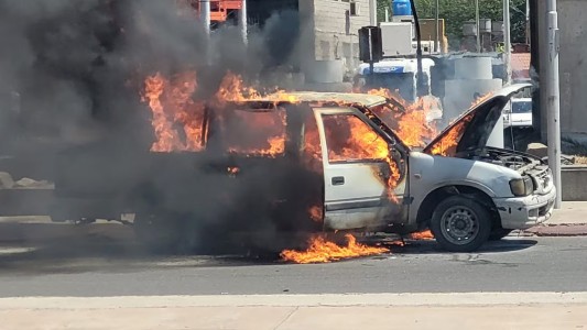 Impactante: se incendió de una camioneta en plena avenida La Voz del Interior