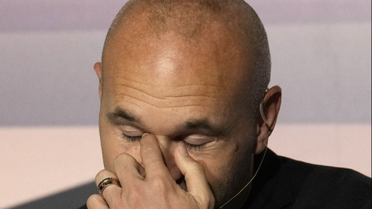 "El estar en el césped se acaba": entre lágrimas, Iniesta anunció su retiro del fútbol