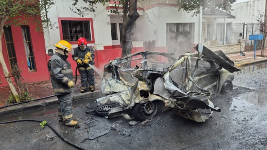Barrio Pueyrredón: se incendió un auto, explotó el tubo de GNC y quedó destrozado