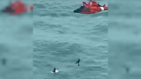 Huracán Milton: un hombre naufragó arriba de una heladera y fue rescatado en helicóptero