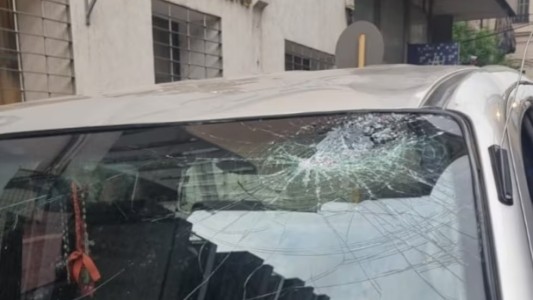 Detuvieron a un hombre por arrojar un matafuego contra una camioneta durante una discusión de tránsito
