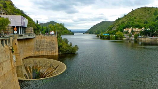 Dique San Roque: buscan remediar su situación mediante un programa de promoción científica