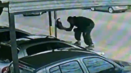 Video: por una venganza, rompió los autos en venta