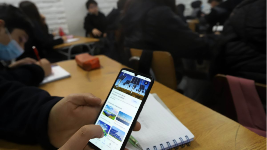 Grave denuncia en un colegio de Córdoba: creaban y difundían imágenes de sus compañeras desnudas con IA