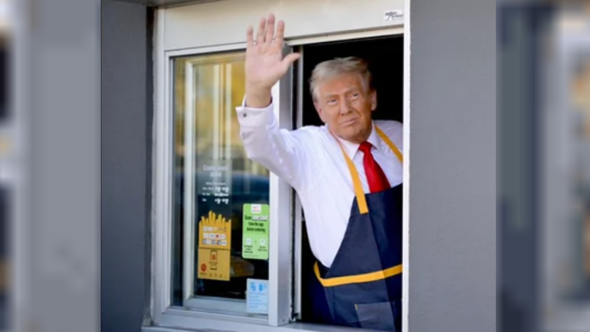 Trump sirvió comida en un conocido local de hamburguesas: “Con esto ya trabajé más que Kamala"