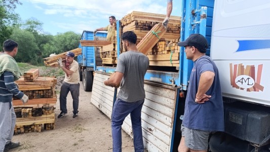 La Provincia entregó insumos y aportes de más de $700 millones a productores de cuatro departamentos por los incendios