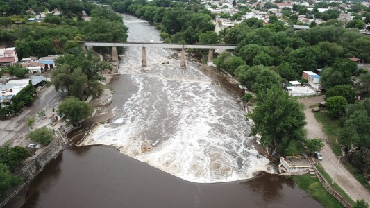 Video: impactantes imágenes de la crecida del río Cosquín