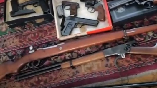 Decomisan un arsenal en la casa de un represor y detuvieron a su esposa