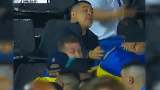 Graves incidentes entre los hinchas de Boca y Gimnasia antes del comienzo del segundo tiempo