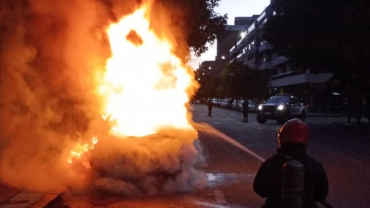 Se incendió un auto estacionado y afortunadamente no hubo heridos