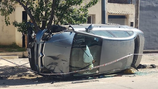 Chocó un poste y volcó: al derrapar, colisionó contra otro auto estacionado