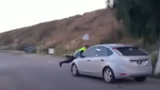 Quiso evitar el test de alcoholemia y se llevó puesto al inspector arriba del capot