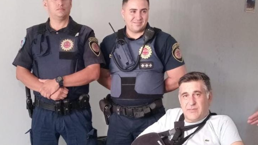 Dos policías le salvaron la vida a un hombre que sufrió una hemorragia manipulando una amoladora