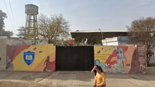 Córdoba: un alumno le dio un puñetazo a una profesora y huyó