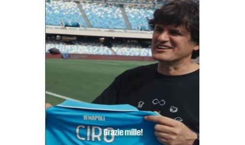 Ciro Martínez tocó el himno nacional en homenaje a Maradona
