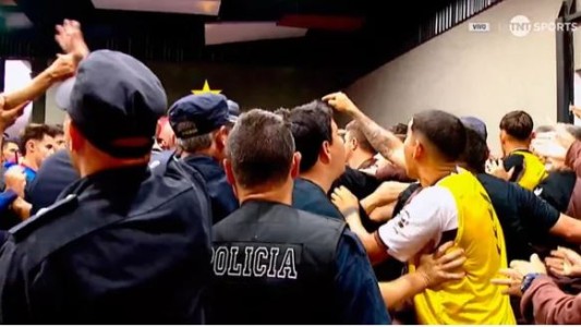 Escándalo en Tigre - Platense: piñas, botellazos e insultos entre los planteles en el vestuario