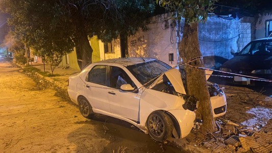 Dos adolescentes de 15 años intentaron robar a un Uber: en el forcejeo chocaron contra un árbol