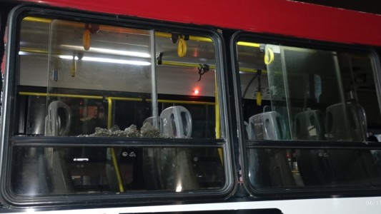 Detuvieron a tres adolescentes que rompieron las ventanas de dos colectivos urbanos en Córdoba