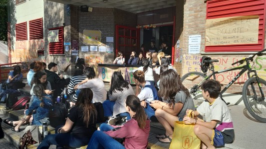 Sancionaron a una directora que amonestó a estudiantes que difundieron fotos íntimas de una compañera: hay toma en el colegio