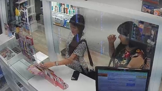 Nueva Córdoba: intentaron robar maquillaje en una farmacia, las descubrieron y se retiraron sonriendo