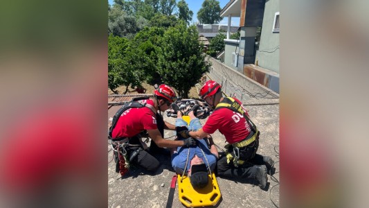 Video: Rescataron a un anciano desvanecido de un techo
