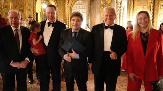 Javier Milei tuvo un encuentro informal con Donald Trump, que lo elogió: "Tu trabajo en Argentina es increíble"