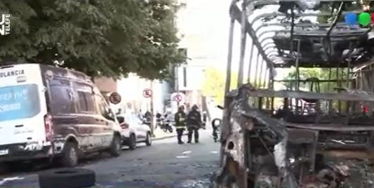 Se incendiaron un colectivo y una ambulancia en Almagro