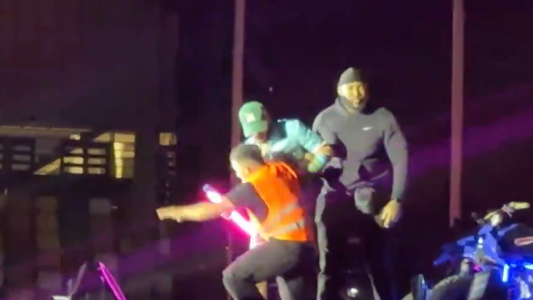 Se vistió de guardia de seguridad y se infiltró para abrazar a Anuel: la reacción del reggaetonero