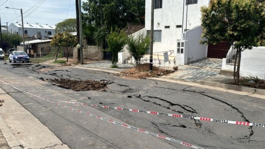 Impresionante socavón en barrio San Ignacio